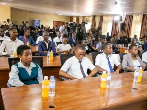 Imbamutima z'ababaye aba mbere mu bizamini bya leta bisoza ayisumbuye