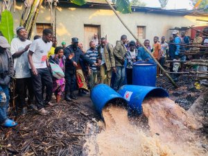 Musanze: Polisi yafashe abagabo babiri bakoraga inzoga itemewe yitwa Nzogejo