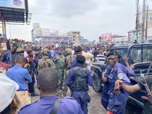 Kinshasa: Abasirikare bambitse ubusa umugore ku karubanda bafunzwe