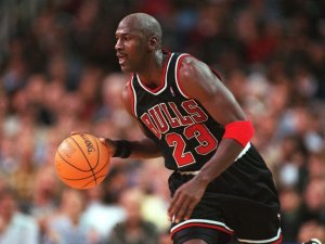 Ikarita iriho umukono wa Michael Jordan yaciye agahigo