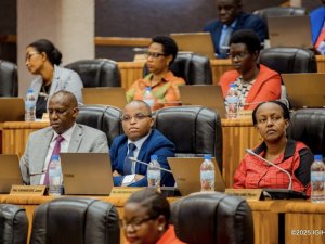 Depite Kanamugire yanenze abakobwa bato bikundisha ku basaza kubera amaramuko