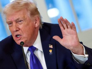 Trump yasabye abigaragambya muri Iran kwigarurira inzego za Leta