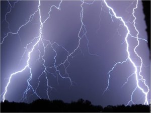 Rutsiro: Inkuba yakubise abantu 2 umwe arapfa