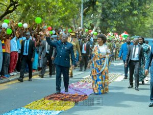 Ndayishimiye yasasiwe ibitenge n'abaturage be bumva ko agiye kuyobora ibihugu bya Afurika