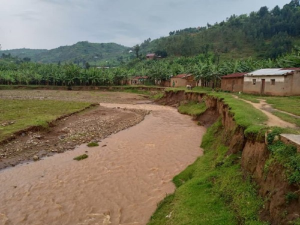 Karongi: Babangamiwe n'umugezi wa Nyabahanga uri kwegera ingo zabo
