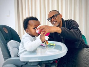 IFOTO Y'UMUNSI: Perezida Kagame yagiranye ibihe byiza n'umwuzukuru we muto