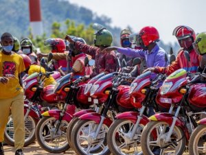 Amakuru y'uko moto zose zikoresha lisansi zizasimbuzwa muri uyu mwaka si yo: Minisitiri Gasore