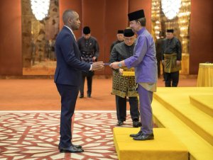 Amb. Uwihanganye yatanze impapuro zo guhagararira u Rwanda muri Brunei 