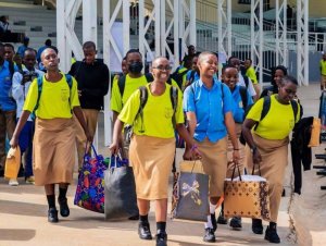 Abatwara abagenzi basabwe gufasha abanyeshuri gusubira ku mashuri mu ituze