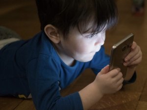 U Bufaransa: Abana bashobora gukumirwa ku mbuga nkoranyambaga