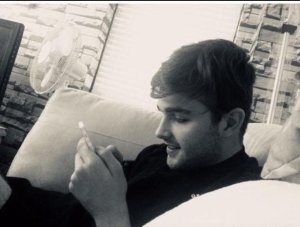 Umusore yasanzwe mu cyumba yiiyahuye kubera amafoto ye yambaye ubusa yagiye hanze