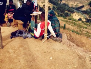 Polisi yataye muri yombi abagaragaye bakubita umuntu bamuziritse ku musaraba