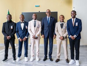 Perezida Kagame yahuye n'Abanyarwanda batanu biga ‘AI' muri Algérie