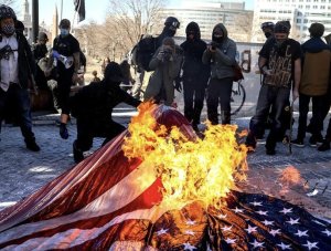 Perezida Trump yategetse ko abatwika ibendera rya Amerika bafungwa