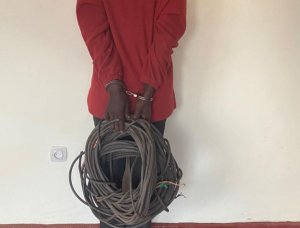 Kirehe: Yafatanwe metero 40 z'insinga z'amashanyarazi bikekwa ko yibye ubwo yangizaga umuriro w'abaturage