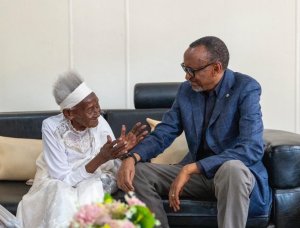 Perezida Kagame yasuye mu rugo umukecuru umukunda bihebuje