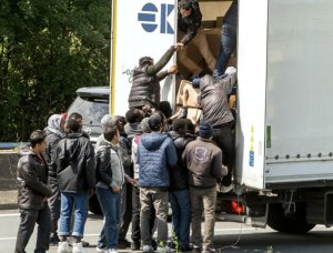 U Bufaransa: Abimukira 15 basanzwe mu ikamyo ikonjesha inyama