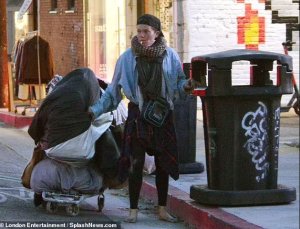 Umugore wabaye icyamamare muri USA yagaragaye atambaye inkweto ari gushaka ibiryo mu kimoteri