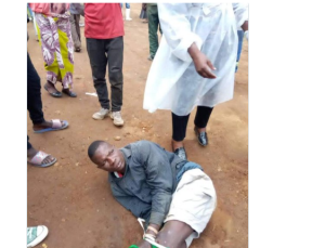 Ukora amasanduku yo gushyinguramo yafashwe agiye kwica umurwayi mu bitaro kugira ngo abone ikiraka