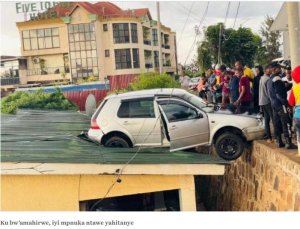 Kigali: Imodoka yaguye hejuru y'inzu