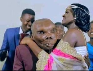 Amafoto y'ubukwe bw'umugabo mubi kurusha abandi muri Uganda warongoye umugore wa 3 w'ikizungerezi akomeje kuvugisha benshi[AMAFOTO]