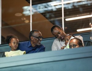 Ifoto ya Perezida Kagame arikumwe n'abuzukuru be muri BK Arena ikomeje kuzamura amarangamutima ya benshi