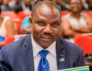  Minisitiri Musabyimana yamaze impungenge abari kwitiranya udutsiko n'ibimina