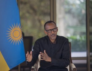 Perezida Kagame yasubije uwamubajije niba guhirika ubutegetsi byashoboka mu Rwanda n'impamvu atarahura na perezida w'u Burundi
