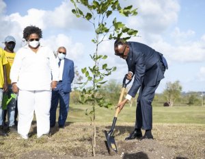 Perezida Kagame yateye igiti cy'urwibutso mu gihugu cya Barbados[AMAFOTO]