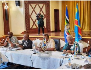 Uhuru Kenyatta wari witezweho kwirukana M23 yasabye Leta Congo kuganira nayo