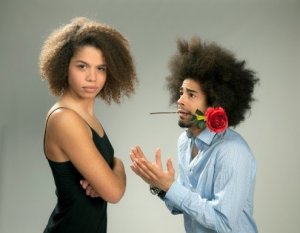 Dore bimwe mu bimenyetso 9 simusiga bishobora kukwereka ko umukunzi wawe atakikwiyumvamo 