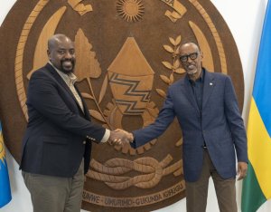 Perezida Kagame yagiranye ibiganiro na Gen Muhoozi nyuma y'isabukuru ye