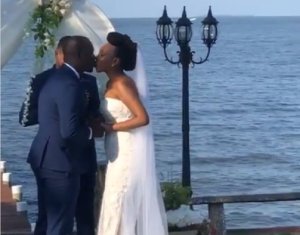 Umunyamakuru wamenyekaniye cyane kuri RTV na TV10 yakoreye ubukwe ku nkombe z'amazi muri Amerika[AMAFOTO]