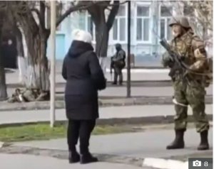 Umukecuru w'Umunya Ukraine yaciye ibintu kubera ukuntu yahanganye n'abasirikare b'Uburusiya bafite intwaro