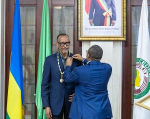 Perezida Kagame yambitswe umudari w'icyubahiro na mugenzi we wa Guinée-Bissau