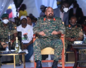 Gen. Muhoozi yabwiye abanya Kenya ko ntawamubuza gukora icyo aricyo cyose ashaka