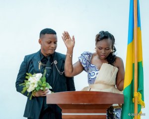 Bahati wahoze muri Just Family yasezeranye imbere y'amategeko n'umukunzi we[AMAFOTO]