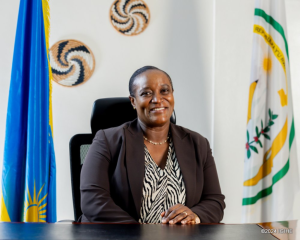 Ntabwo ninjira iwanjye nka Minisitiri, ninjira nk'umugore, nka mama w'abana- Uwimana Consolée