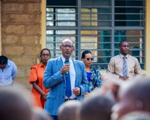 Minisitiri w'Uburezi yasabye ababyeyi kunganira abarimu mu burezi bw'abana