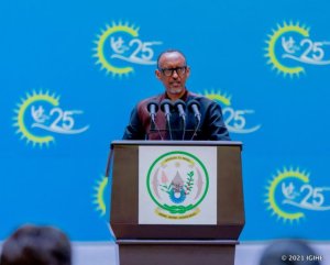 Perezida Kagame yibukije abayobozi ko kwiyoroshya ari ibintu bibongerera agaciro