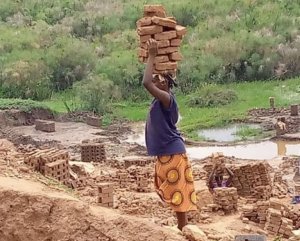 Gisagara: Hari babyeyi batumva icyitwa imirimo ivunanye ku bana