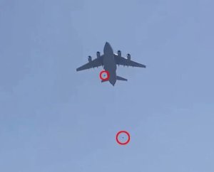 Afghanistan: Benshi bahanutse baturutse mu kirere barapfa nyuma yo kurira amapine y'indege igiye guhaguruka [AMAFOTO]