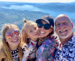 Hashyizwe hanze ifoto ya nyuma y'umuherwe uherutse kugwa mu ndege we n'umuryango we wose