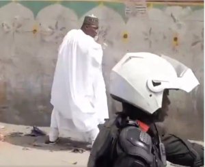 Nigeria: Guverineri yagaragaye yihagarika ku muhanda, abapolisi bamurinze