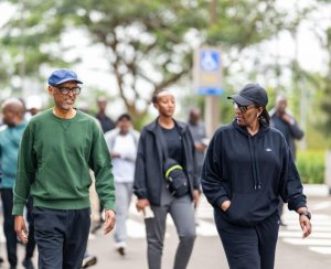 Perezida Kagame na Madamu Jeannette Kagame bifatanyije n'abatuye Kigali muri Car Free Day