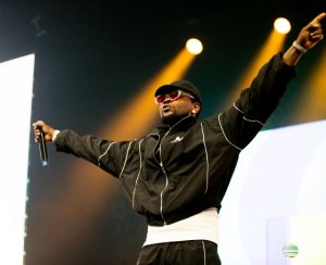 Kizz Daniel yisobanuye ku gitaramo cyamuteranyije n'abafana i Paris
