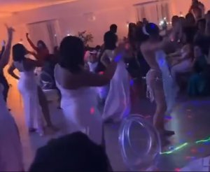 Umugeni yiyambuye agatimba asigarana imyenda y'imbere akaraga ikibuno mu bukwe karahava [AMAFOTO]