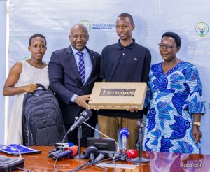 Abana batsinze neza ibizamini bya Leta bahawe igihembo kidasanzwe 