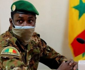 Mali: Perezida w'inzibacyuho yarokotse umwicanyi washakaga kumutera icyuma