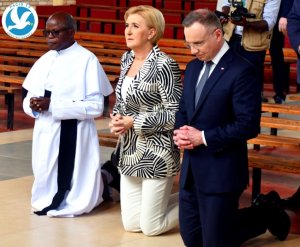IFOTO Y'UMUNSI:Perezida wa Pologne yapfukamiye Imana i Kibeho